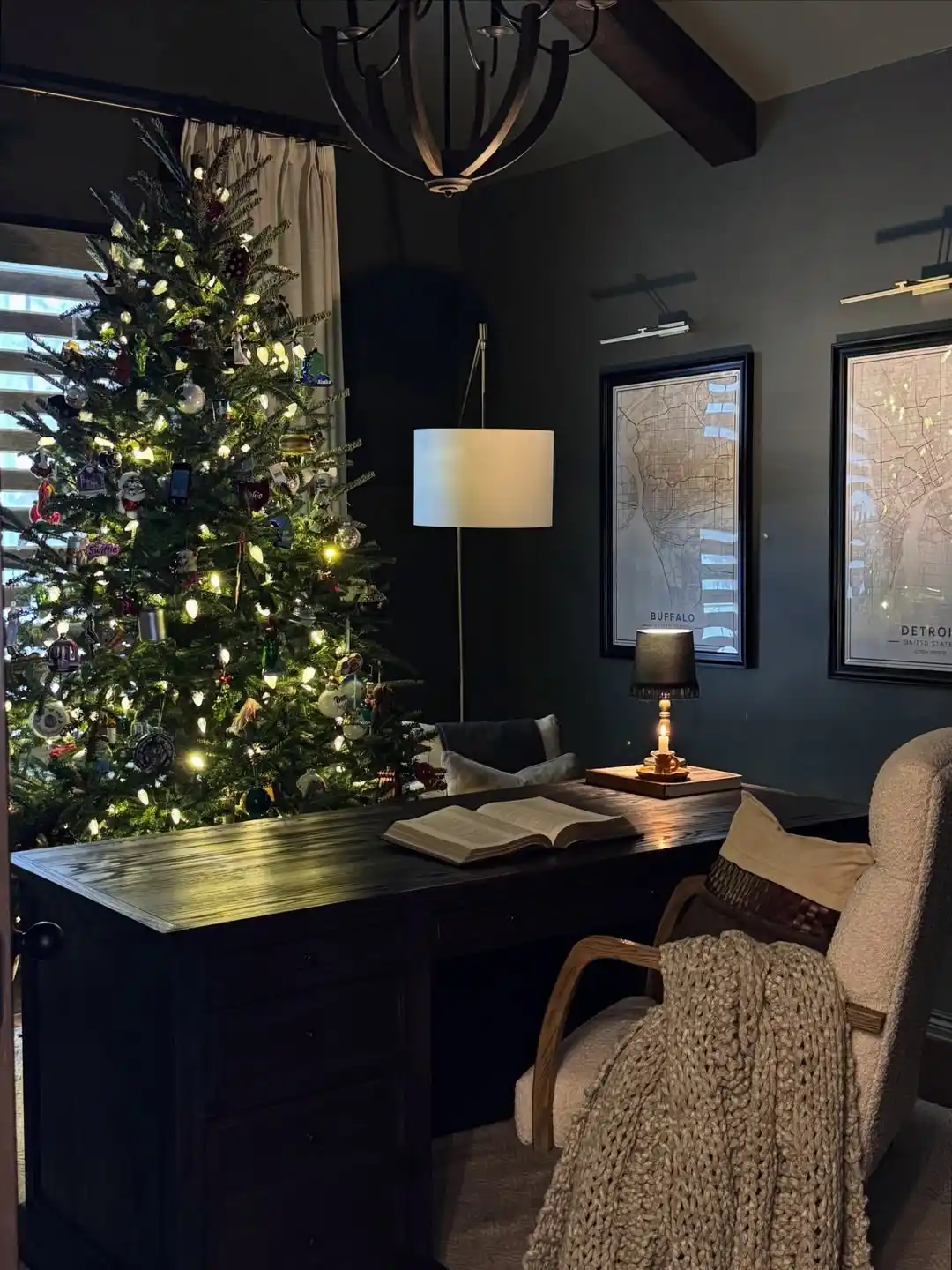 13 Holiday Home Office Decor Ideas: Stay Festive While You Work 2 Christmas home office decor
