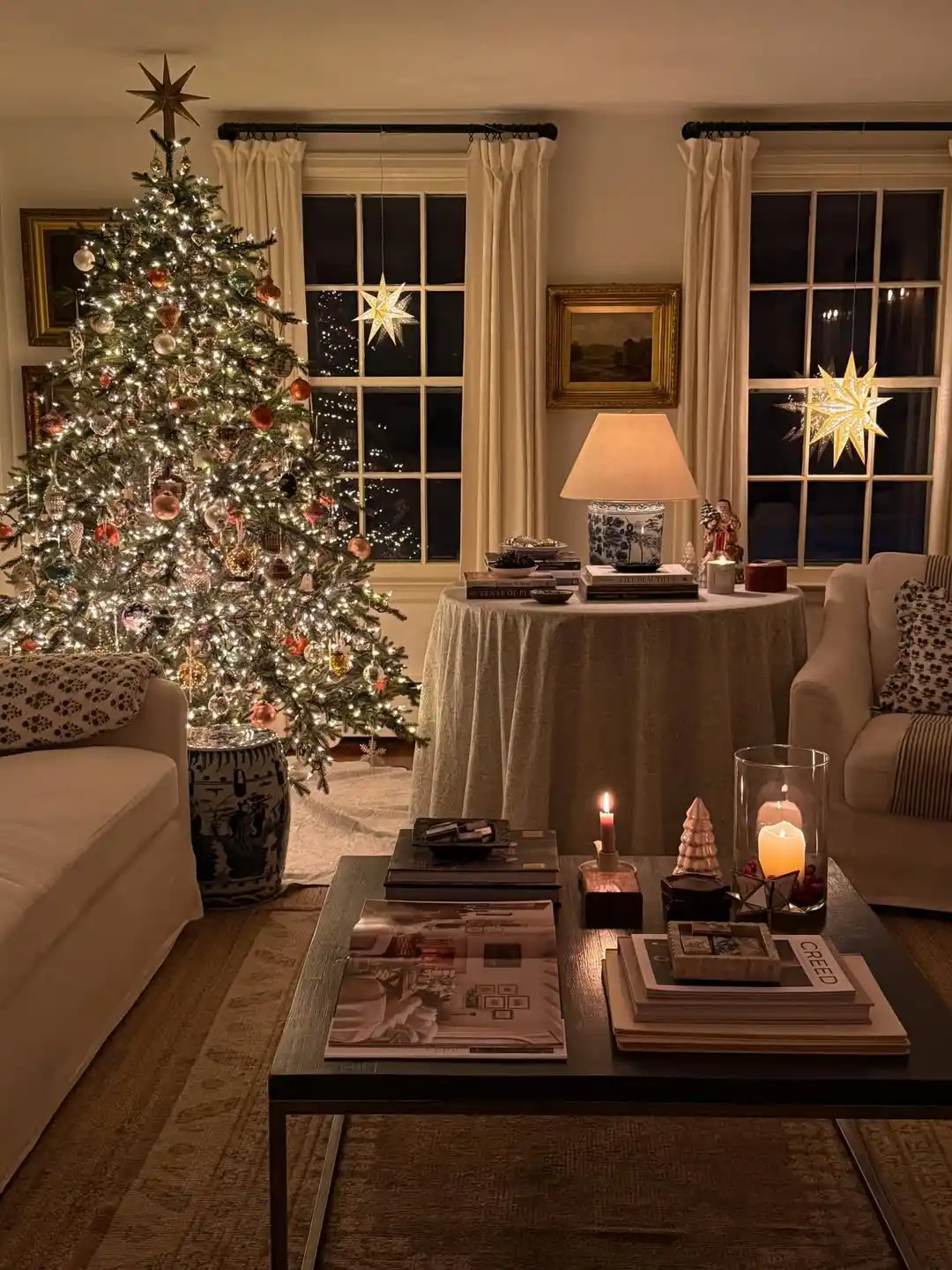 12 Minimalist Living Room Christmas Decor Ideas That Feel Festive Without the Chaos 12 Christmas lighting living room