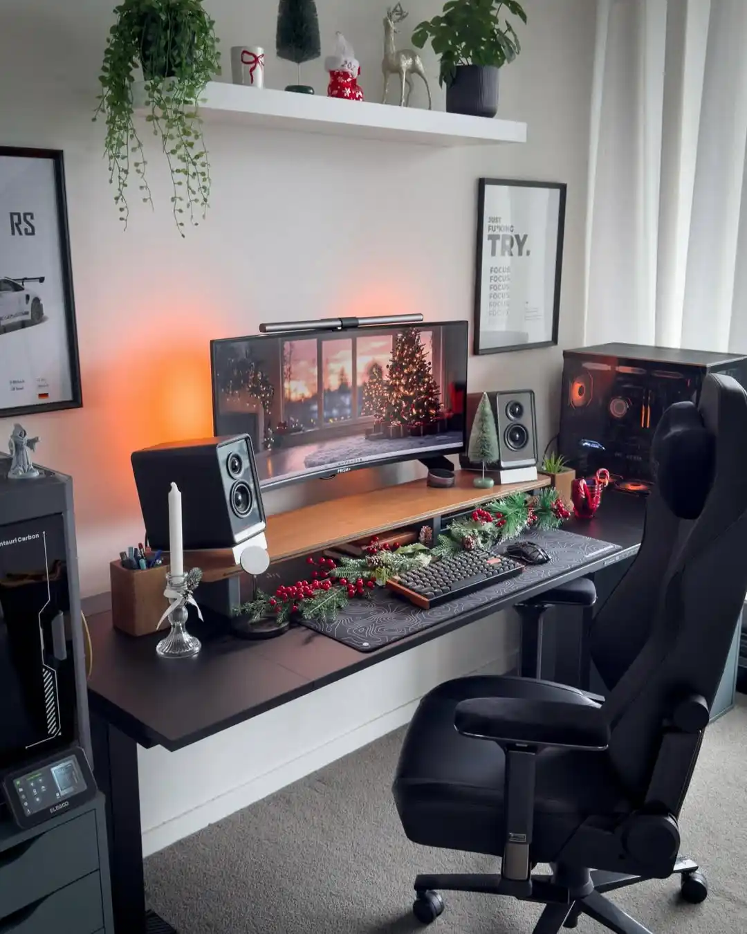 13 Holiday Home Office Decor Ideas: Stay Festive While You Work 8 Cute Christmas desk ideas