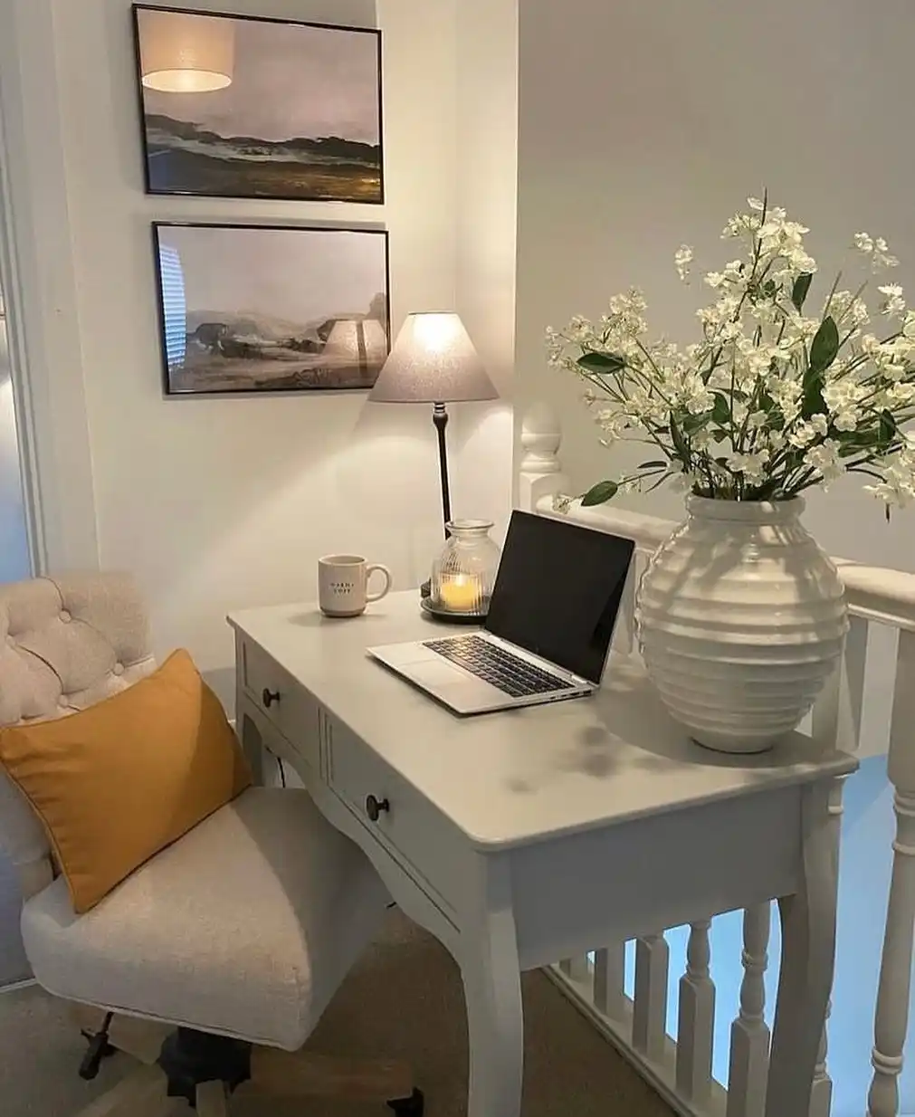 13 Holiday Home Office Decor Ideas: Stay Festive While You Work 3 Seasonal home office decor