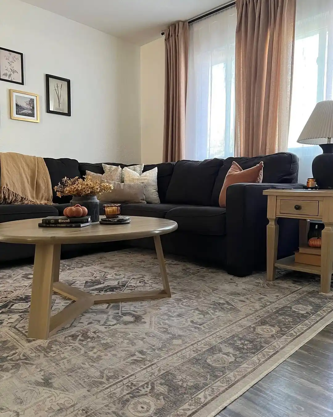 11 Minimalist Living Room Fall Decor Ideas That Are Cozy Without Being Cluttered 8 autumn minimalism