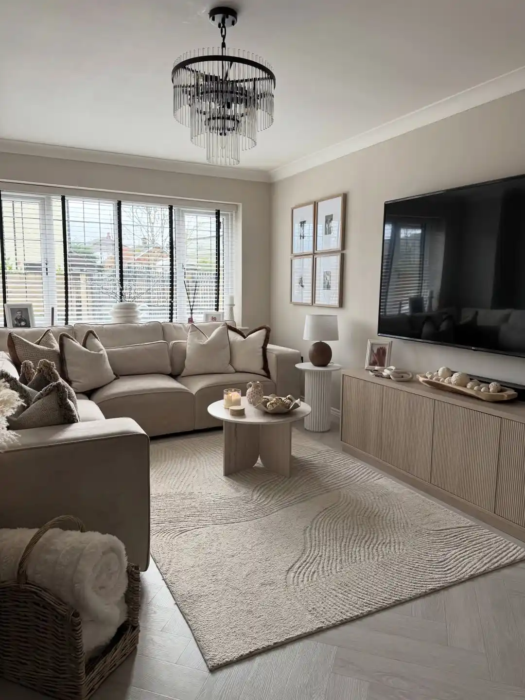 13 Minimalist Living Room Ideas for Hosting Guests That Impress Without Stress 3 clean living room