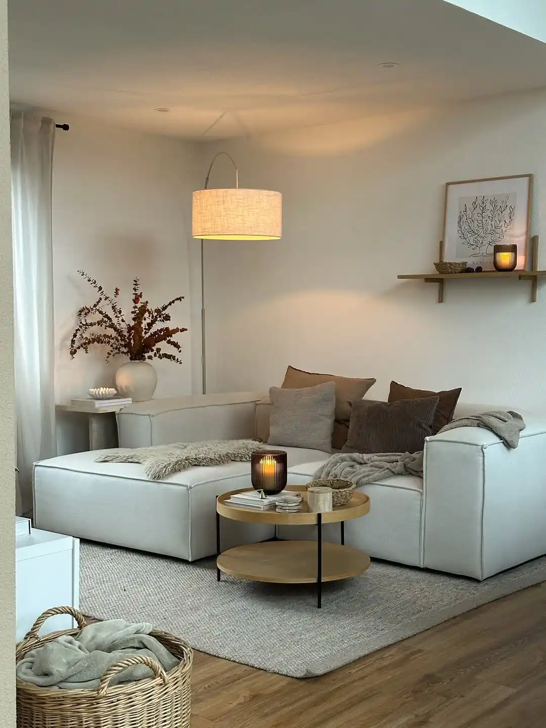 11 Minimalist Living Room Fall Decor Ideas That Are Cozy Without Being Cluttered 5 cozy minimalist fall
