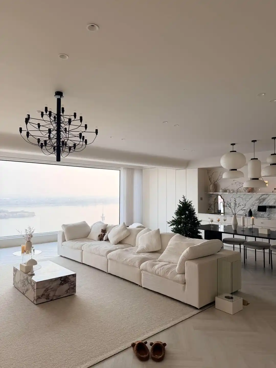 11 Warm Minimalist Living Room Ideas That Feel Cozy Instead of Cold and Sterile 6 cream minimalist home