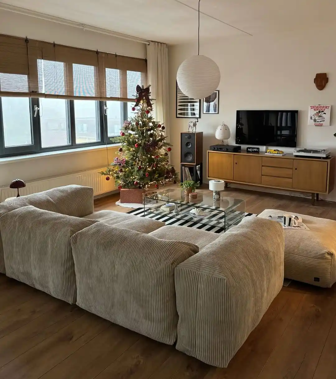 12 Minimalist Living Room Christmas Decor Ideas That Feel Festive Without the Chaos 1 minimalist Christmas living room