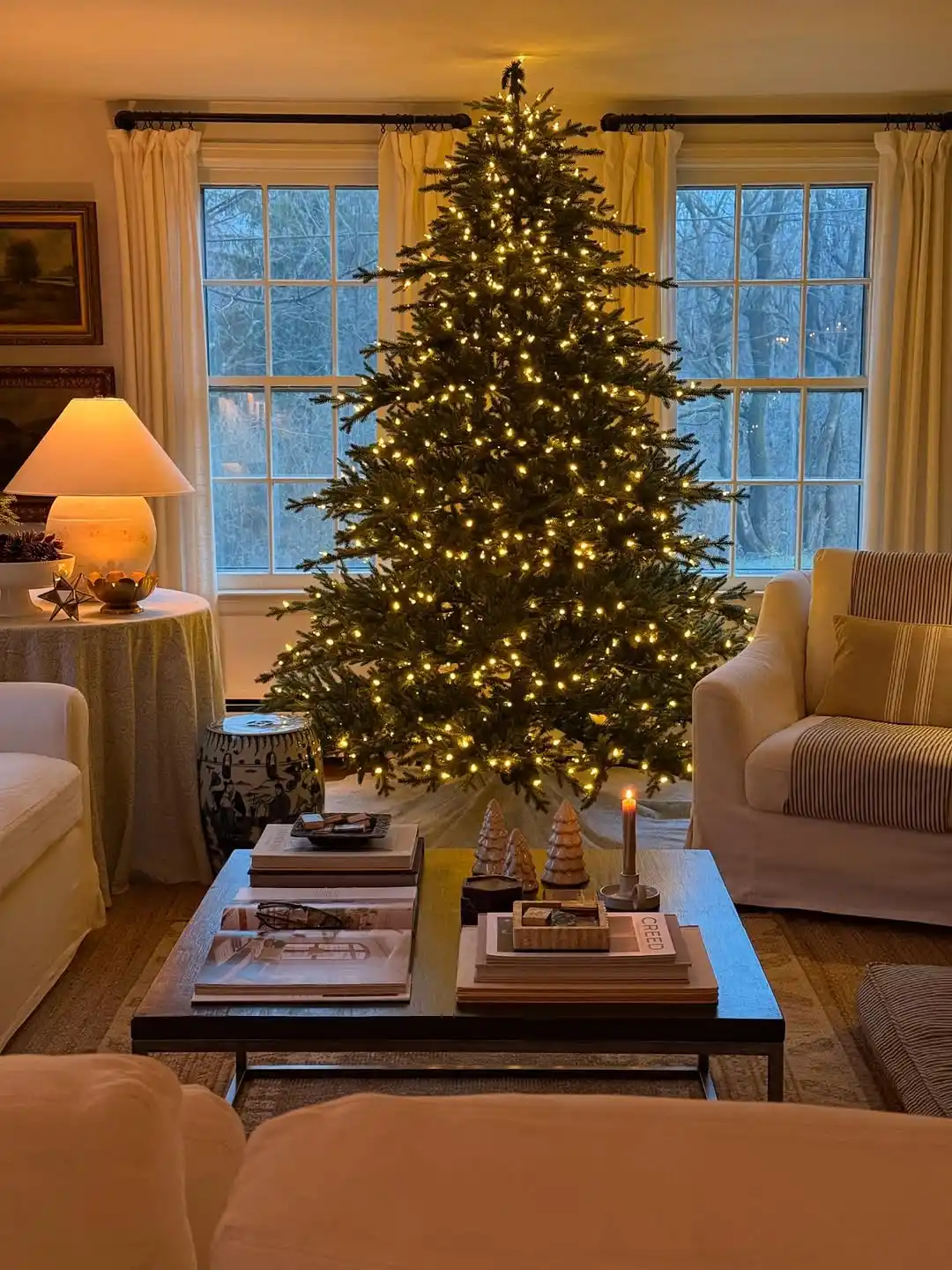 12 Minimalist Living Room Christmas Decor Ideas That Feel Festive Without the Chaos 7 minimalist Christmas tree ideas
