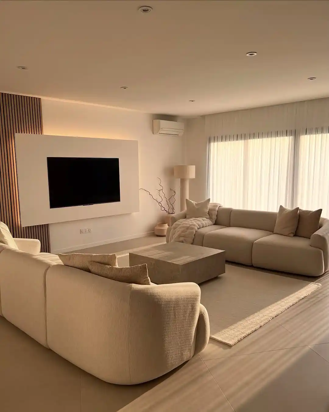 13 Minimalist Living Room Ideas for Hosting Guests That Impress Without Stress 2 minimalist interior