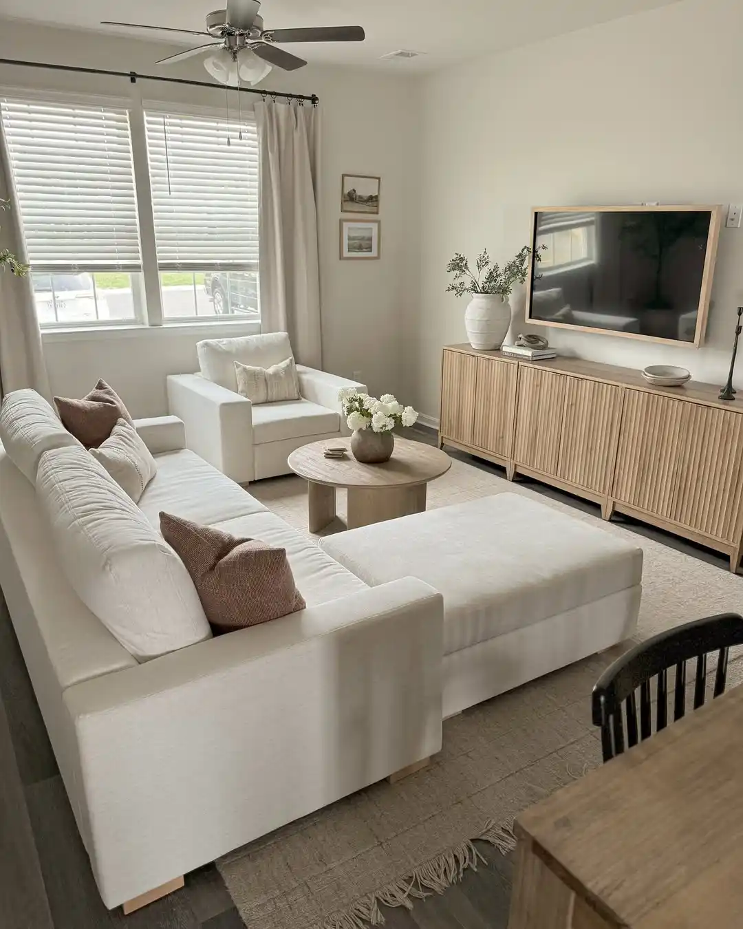 10 Minimalist Living Room Refresh Ideas for Spring That Take Less Than a Weekend 6 minimalist living room 2026