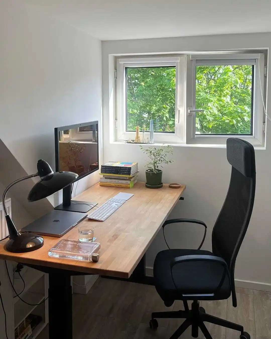 10 Minimalist Living Room Ideas for Remote Workers Who Need Focus and Peace at Home 6 minimalist modern workspace