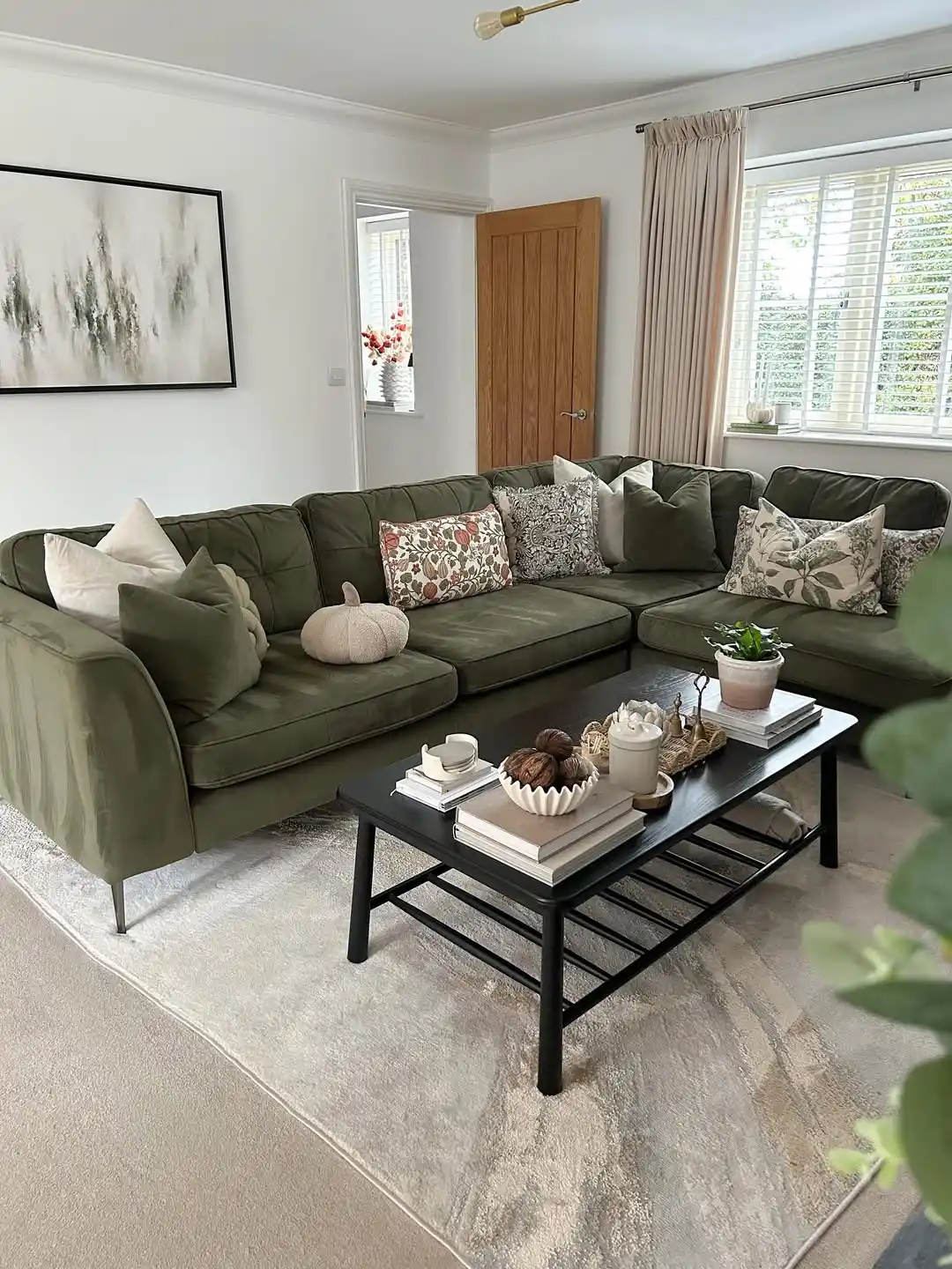 11 Minimalist Living Room Fall Decor Ideas That Are Cozy Without Being Cluttered 10 muted fall decor