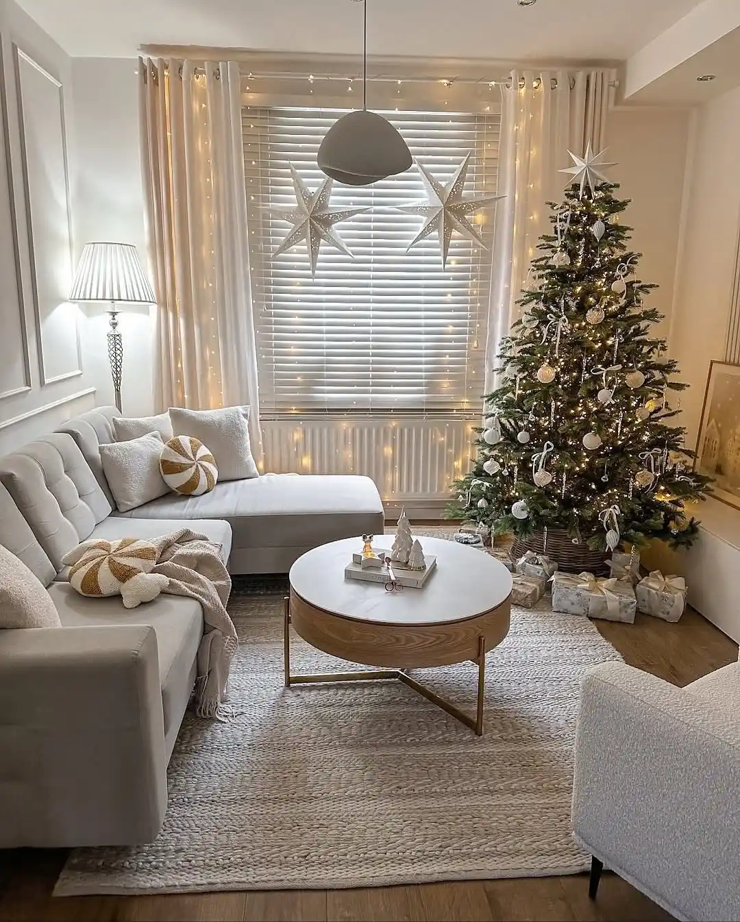 12 Minimalist Living Room Christmas Decor Ideas That Feel Festive Without the Chaos 3 neutral Christmas living room