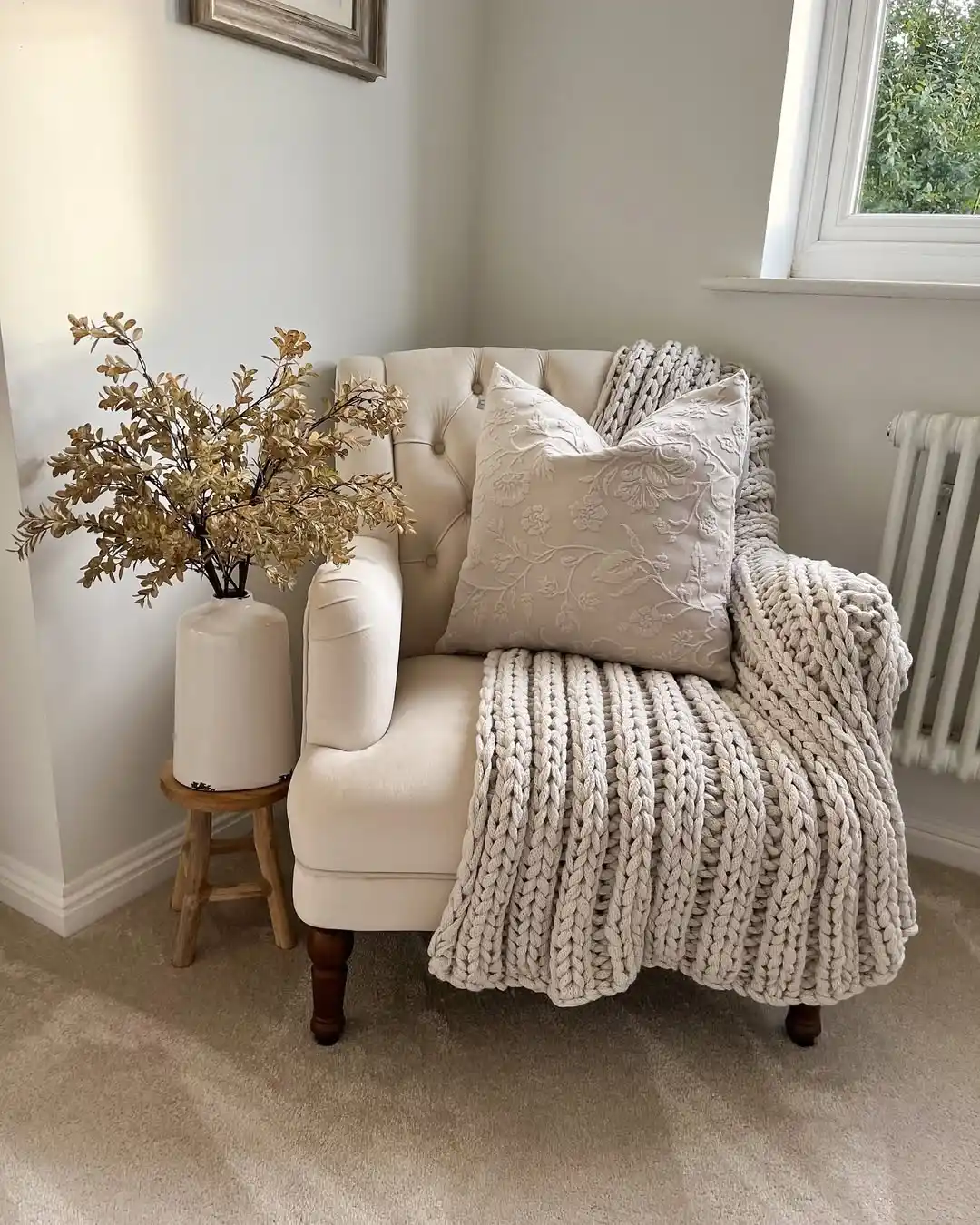 11 Minimalist Living Room Fall Decor Ideas That Are Cozy Without Being Cluttered 3 neutral fall decor