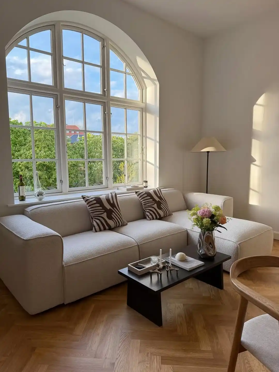 13 Minimalist Living Room Ideas for Newlyweds Starting Fresh Without Spending a Fortune 1 newly weds home