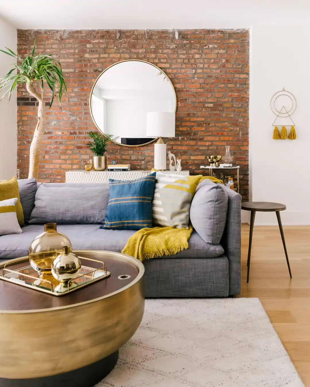 13 Minimalist Living Room Ideas for Newlyweds Starting Fresh Without Spending a Fortune 5 newlywed apartment