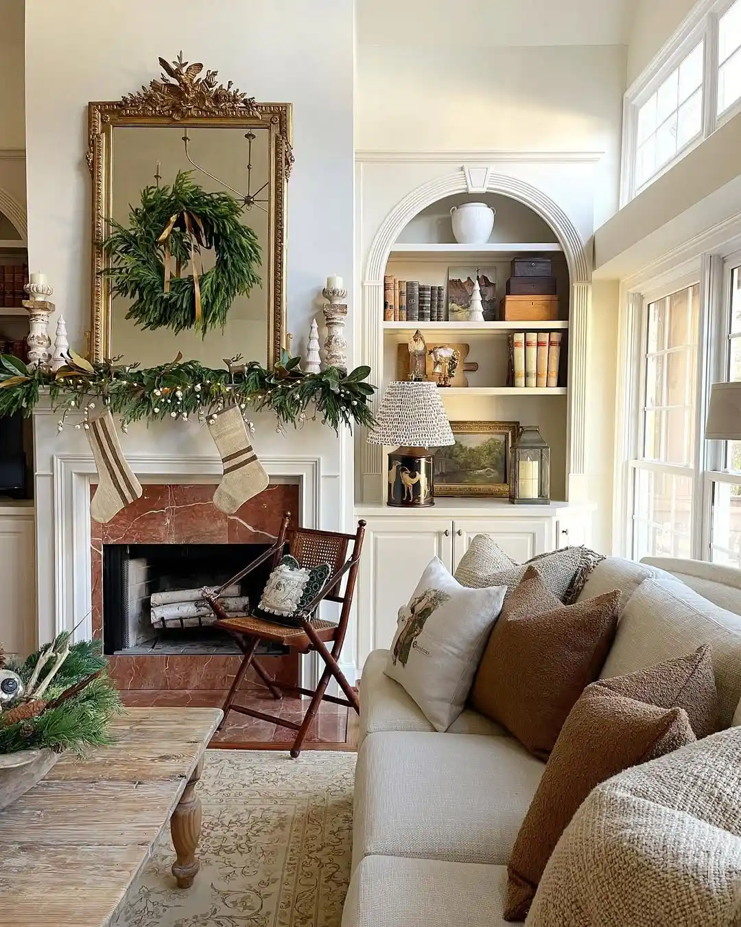 12 Minimalist Living Room Christmas Decor Ideas That Feel Festive Without the Chaos 8 simple Christmas mantel decor