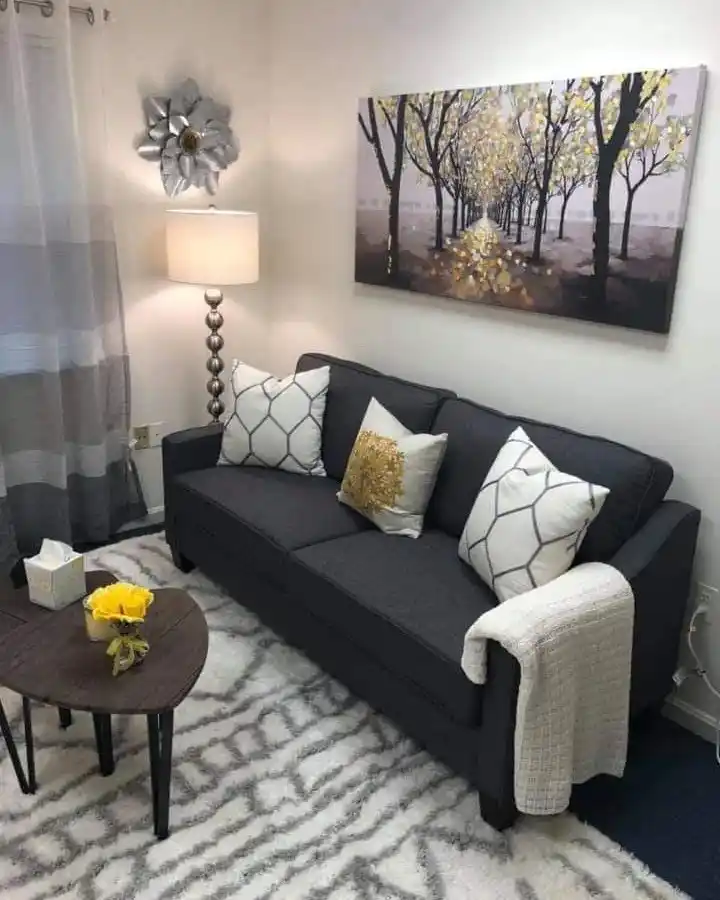 8 Minimalist Living Room Ideas for Empty Nesters Ready to Finally Reclaim Their Space 1 simple living room