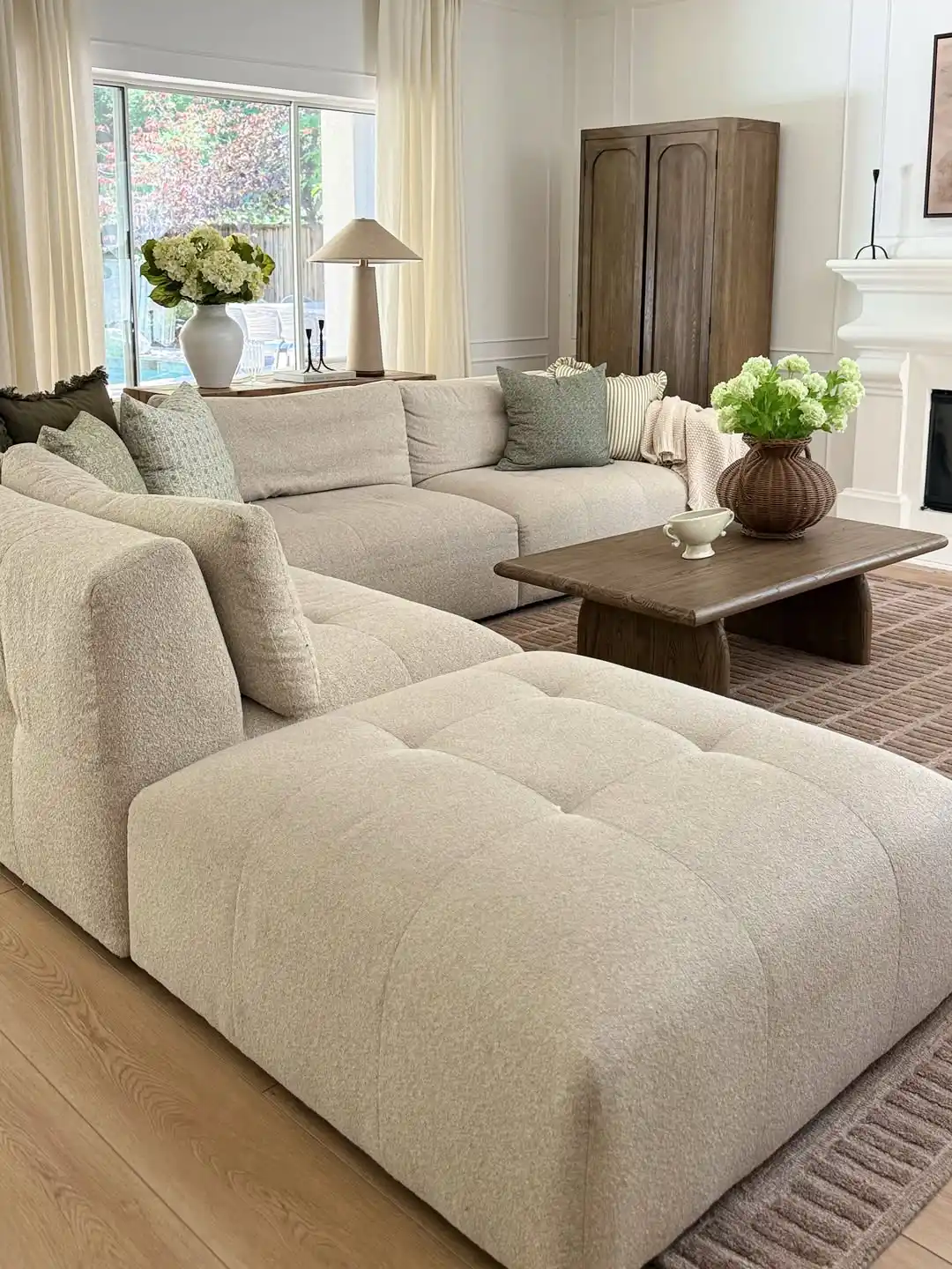13 Minimalist Living Room Ideas for Hosting Guests That Impress Without Stress 5 simple living room