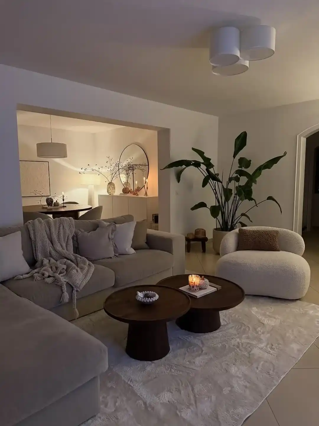 11 Warm Minimalist Living Room Ideas That Feel Cozy Instead of Cold and Sterile 2 warm minimalism