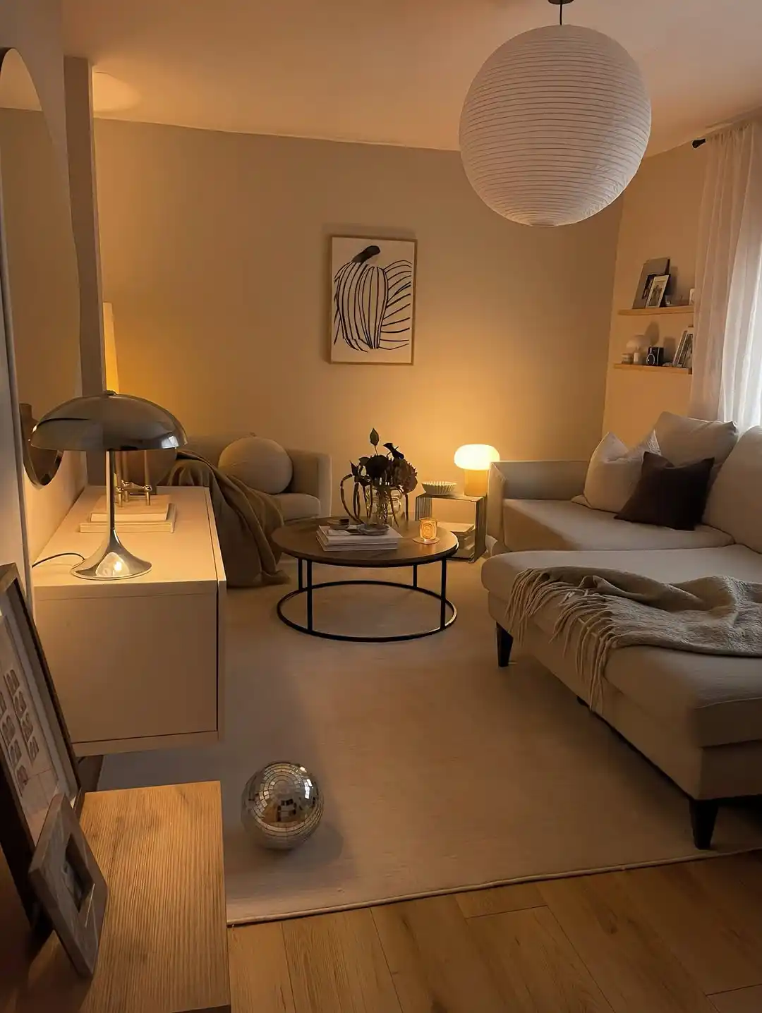 11 Warm Minimalist Living Room Ideas That Feel Cozy Instead of Cold and Sterile 7 warm minimalist decor