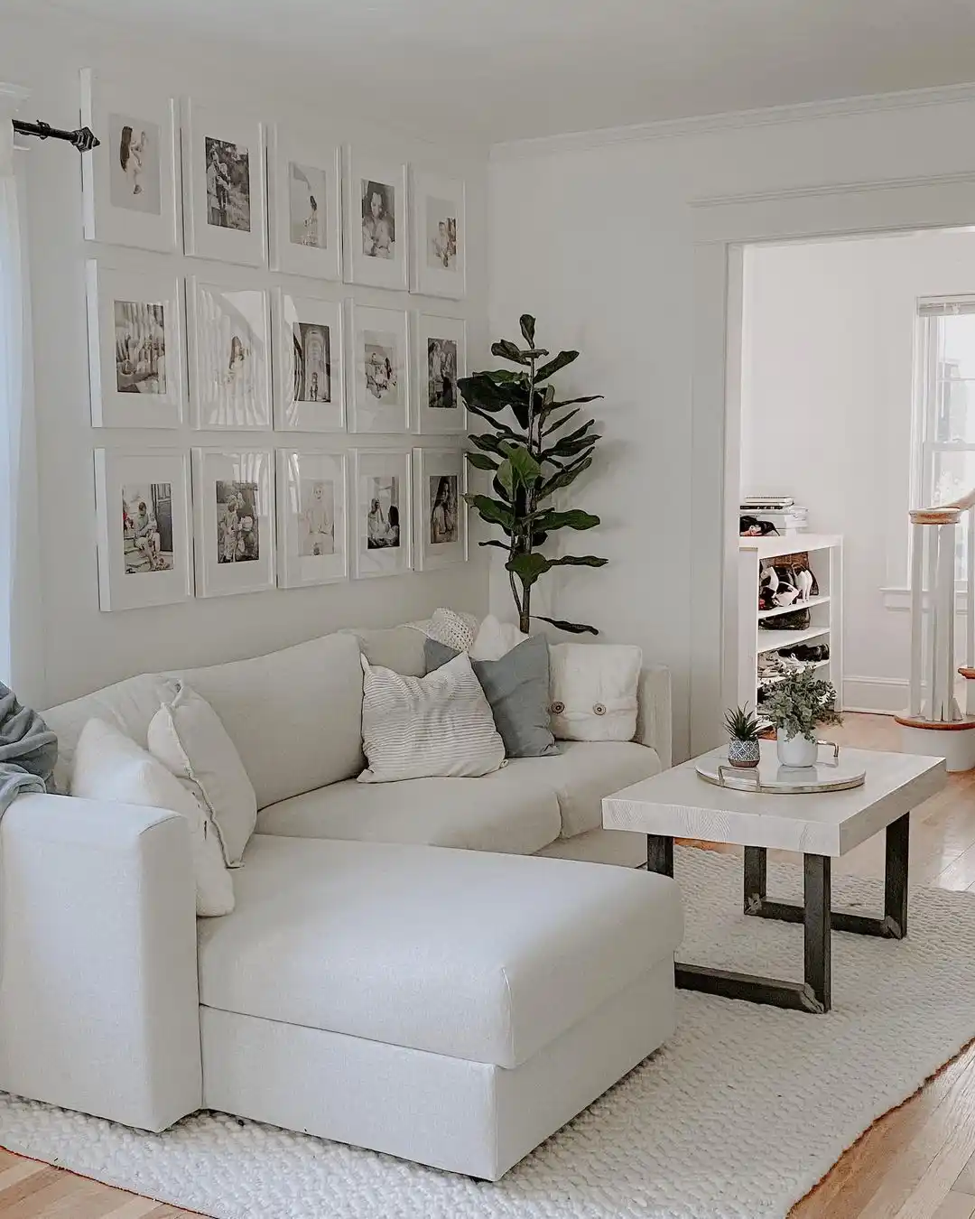 13 Minimalist Living Room Ideas for Newlyweds Starting Fresh Without Spending a Fortune 12 white living room